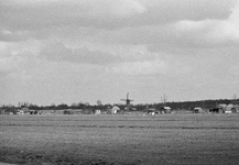 831038 Gezicht over de weilanden langs de Gageldijk te Utrecht op de bebouwing aan de Ruigenhoeksedijk te Maartensdijk ...